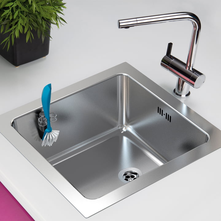 De gootsteenborstelhouder van Happy Sinks in de gootsteen