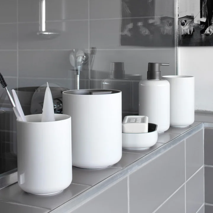 De Lunar potten met deksels van Authentics op de plank in de badkamer