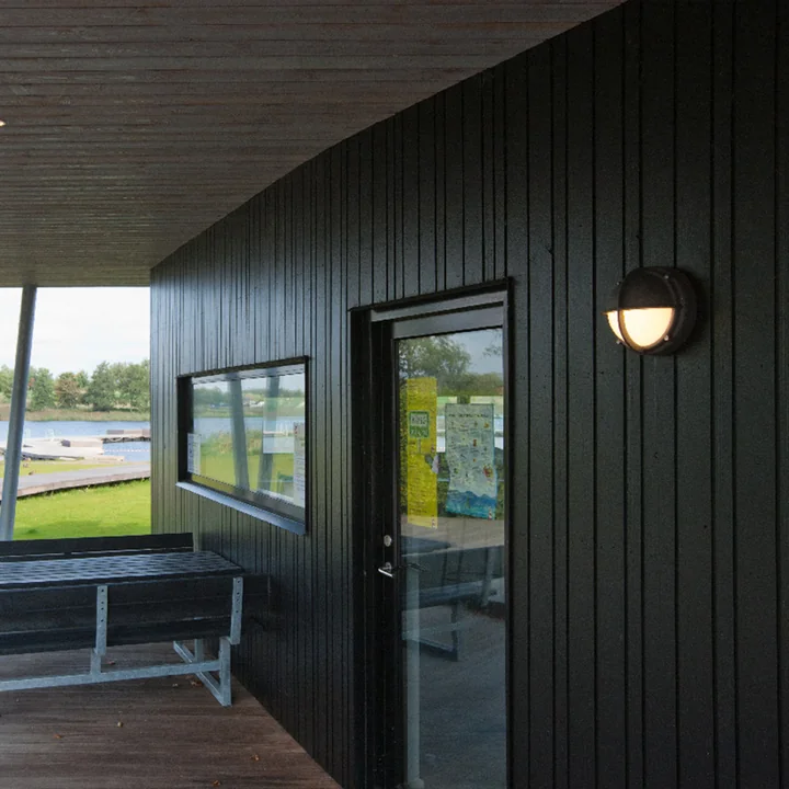 De Skot LED Outdoor wandlamp in de inkomhal