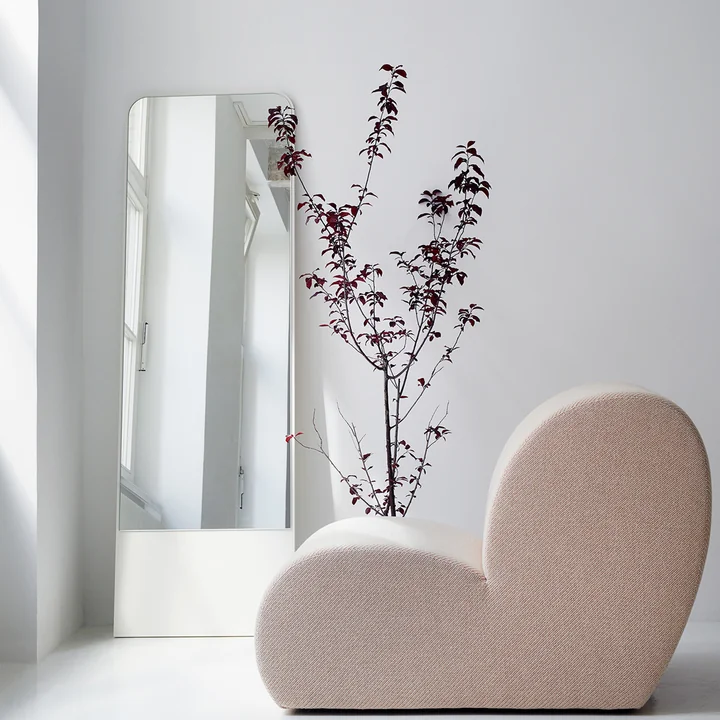 Minimalistische spiegel met houten steun