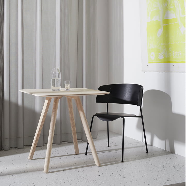 Minimalistische houten tafel met een Scandinavische uitstraling