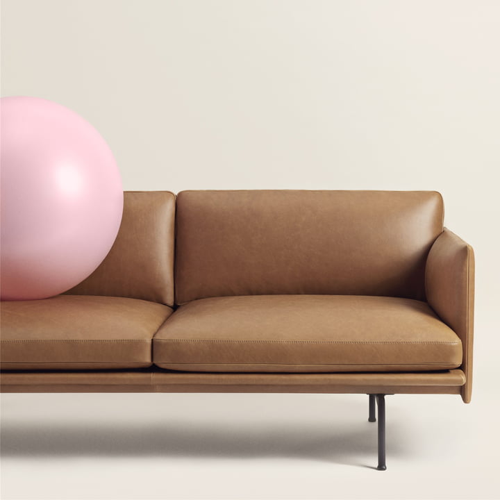 Outline Sofa 2-zits, cognac zijdeleder / verkeerszwart (RAL 9017) van Muuto