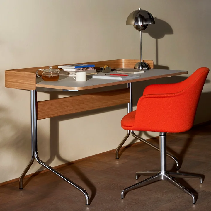 De fauteuil van gepolijst aluminium Rely HW41, Kvadrat Vidar 542 en het bureau AV17