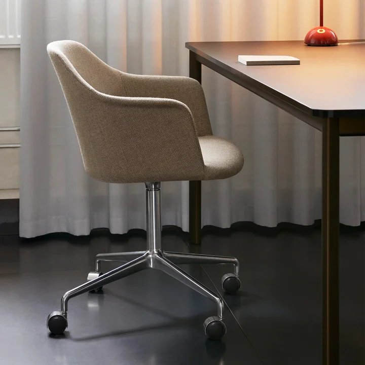 Tijdloze gestoffeerde stoel met wieltjes