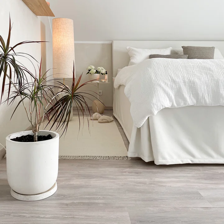 Kelim Collection Tapijt in offwhite en de beige plantenbak met schotel uit de in de slaapkamer door @scandi.living