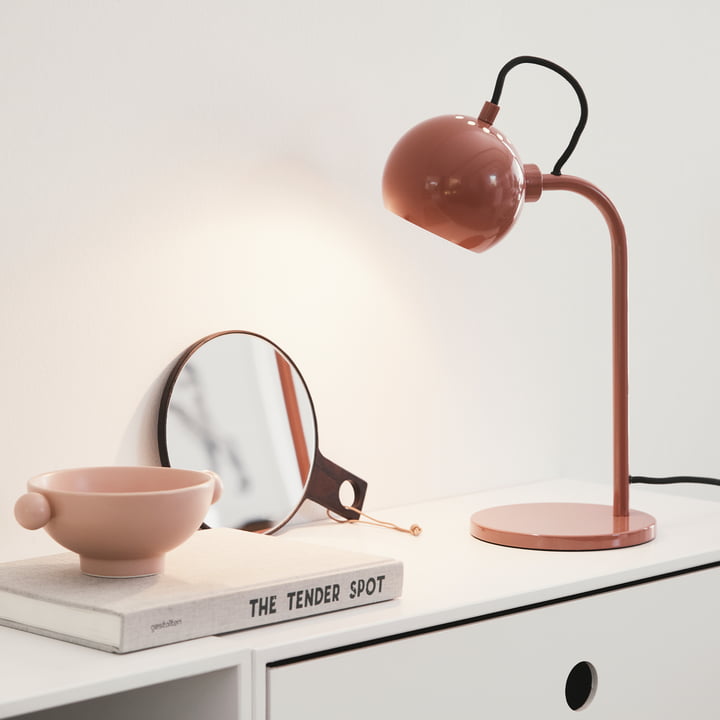 Slanke designlamp op het dressoir