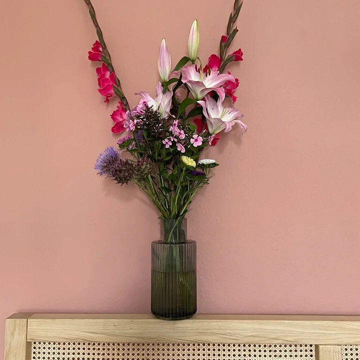 Ripple Vaas van Collection met bloemendecoratie