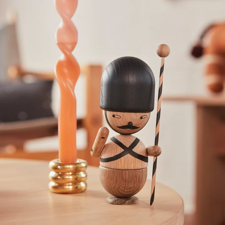 Savi Kandelaar in messing en houten figuur Gilbert Guard door OYOY