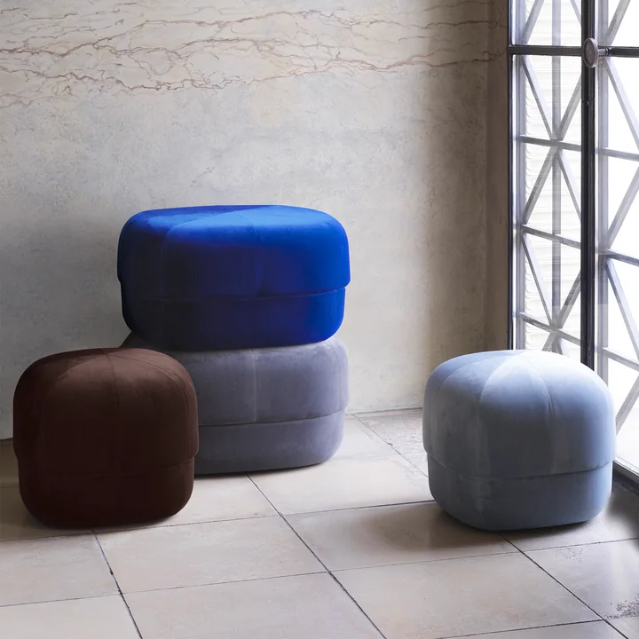 Circus Poef van Normann Copenhagen in koffievelours en electric blue velours
