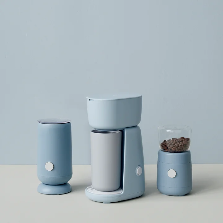 Melkopschuimer, koffiezetapparaat en koffiemolen van Rig-Tig by Stelton in ambiance-optiek, lichtblauw.