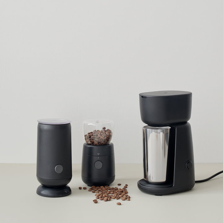 Melkopschuimer, koffiemolen en koffiezetapparaat van Rig-Tig by Stelton in ambiance uitzicht, zwart.