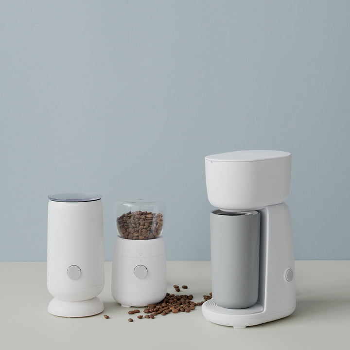 Melkopschuimer, koffiemolen en koffiezetapparaat van Rig-Tig by Stelton in ambiance weergave, wit.