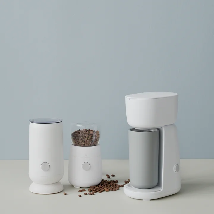 Melkopschuimer, koffiemolen en koffiezetapparaat van Rig-Tig by Stelton in ambiance weergave, wit.