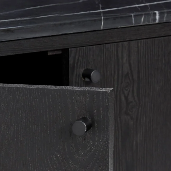 De deur van de marmeren ladekast