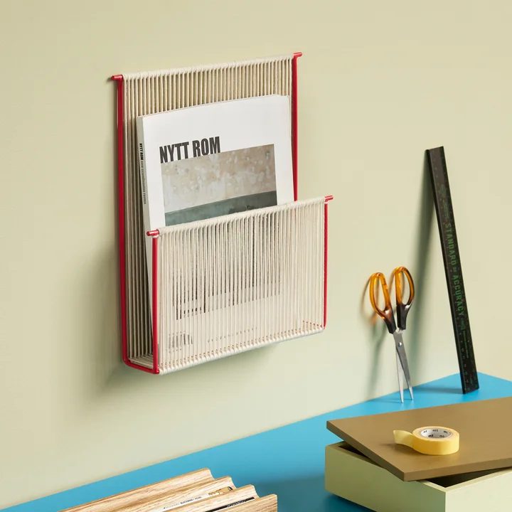 Stijlvolle tijdschriftenhouder boven het bureau