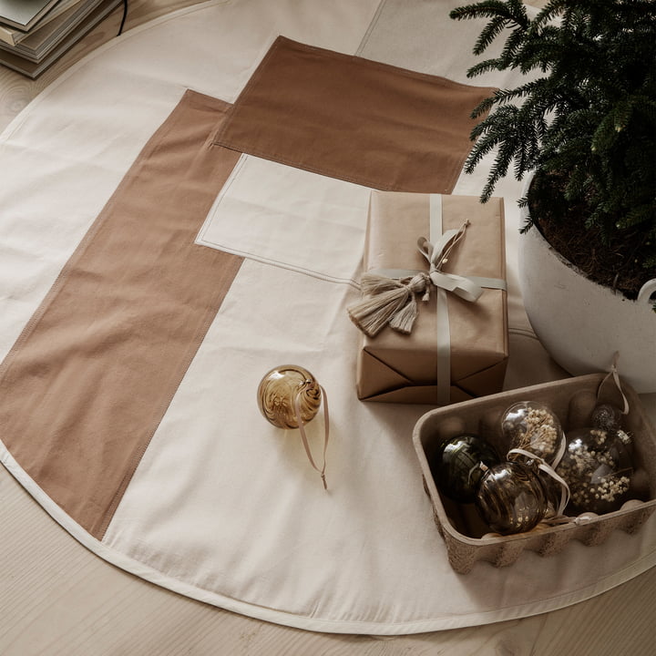 Ton-sur-ton kerstboom deken en Flora kerstboom ballen van ferm Living