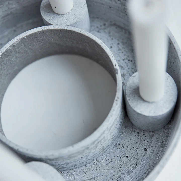 The Ring Kandelaar voor staafkaarsen van House Doctor in de kleur betongrijs