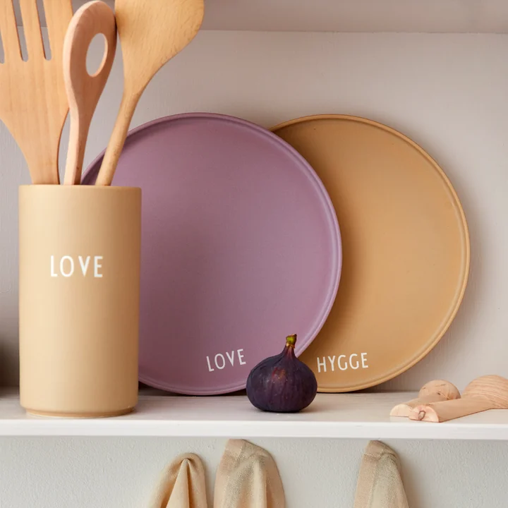 AJ Favourite Porseleinen bord van Design Letters in Love / lavendel en Hygge / beige