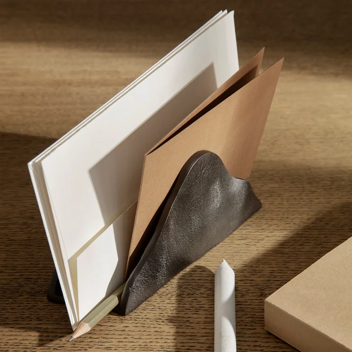 Yama Brievenrek van Ferm Living in de kleur zwart