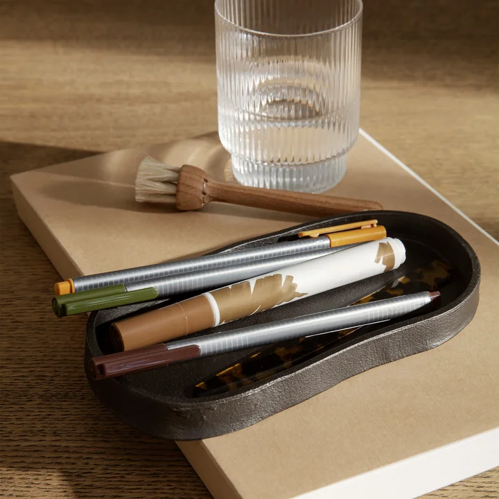 Yama Plank ovaal van Ferm Living in de kleur zwart