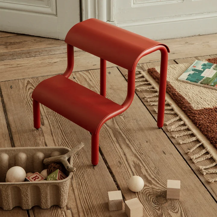 Up Step Multifunctionele kruk van Ferm Living in de kleur poppy red