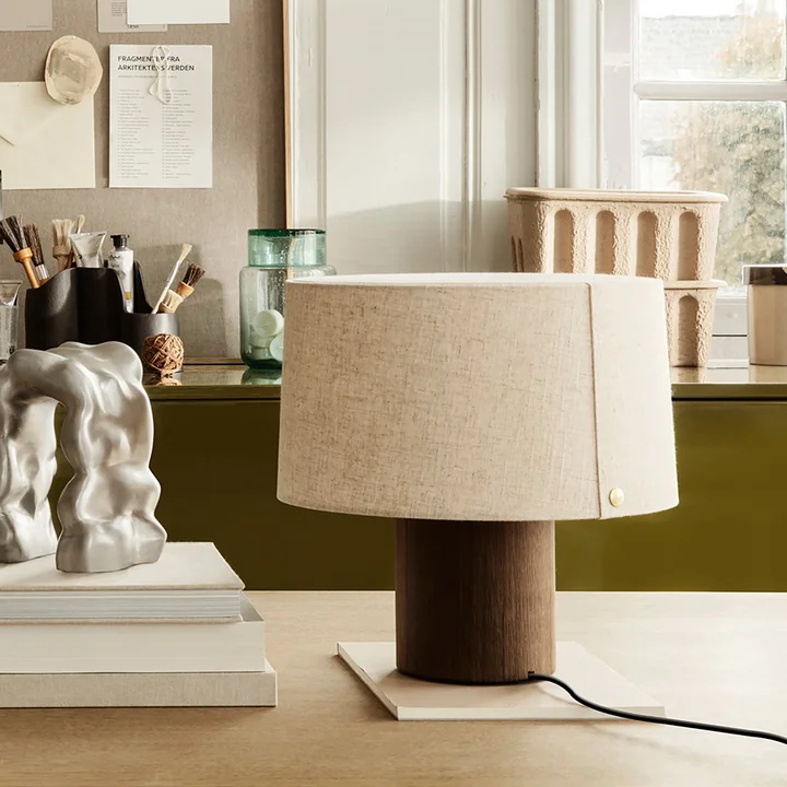 Post Basis tafellamp van Ferm Living in de uitvoering Solid, gerookt eiken