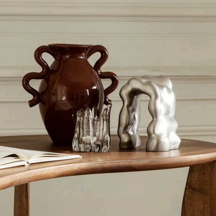 Morf sculptuur en boekensteun door Ferm Living in de geborsteld aluminium afwerking