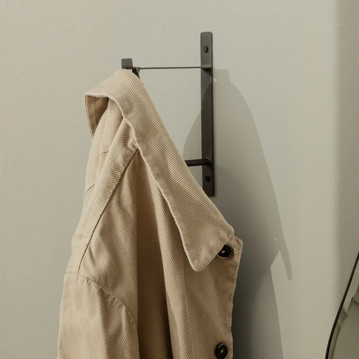 Wandhaak voor jassen van Ferm Living in de uitvoering messing zwart