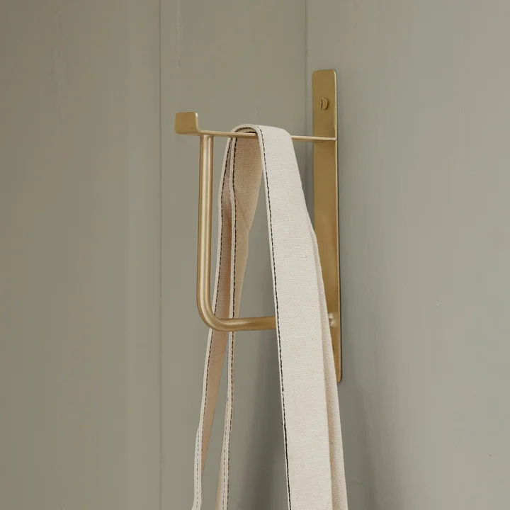 Garderobe wandhaak van Ferm Living in de messing versie