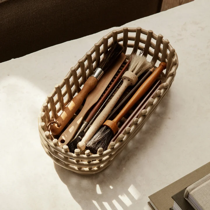 Keramische mand ovaal van Ferm Living in de kleur cashmere