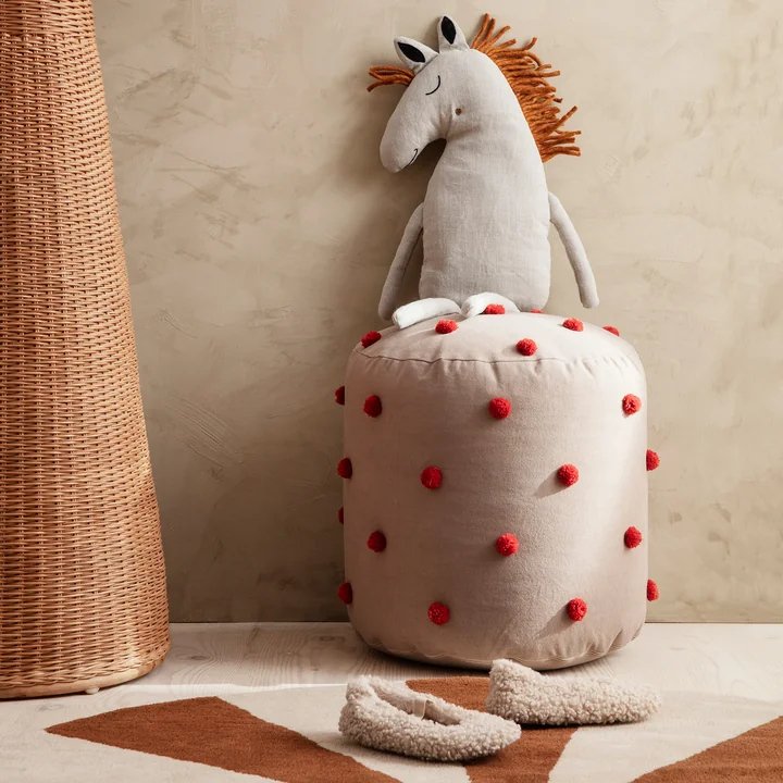 Dot Pouf van Ferm Living in de versie caramel / rood