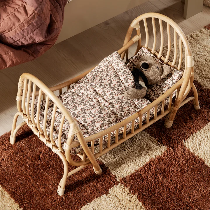 Beddengoed voor Kuku poppenbed van Ferm Living in het aardbeidessin