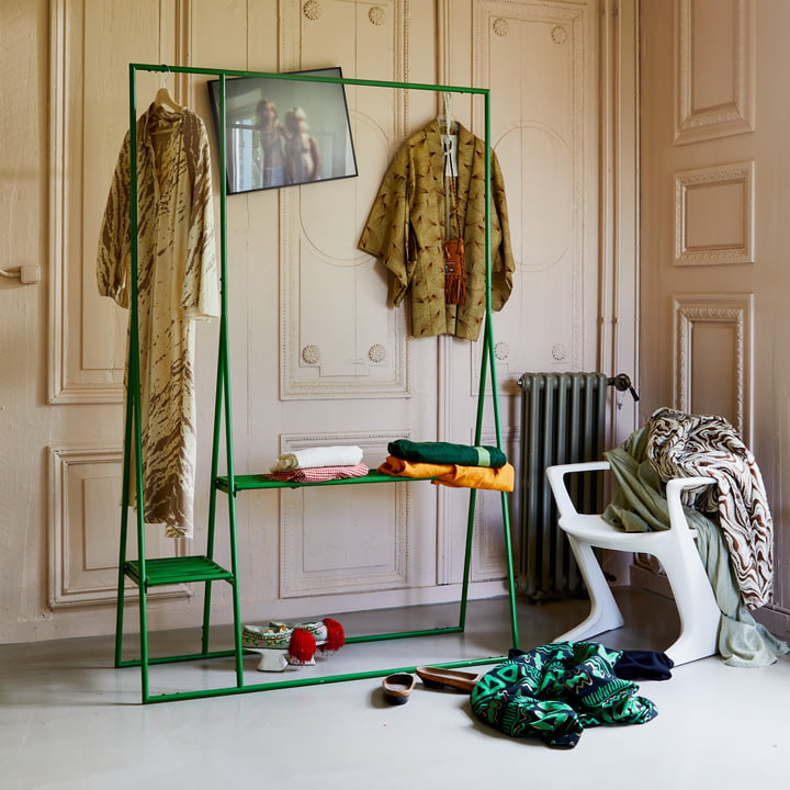 Kapstok met kleerhangers en kapstokhaken van HKliving in de kleur fern green