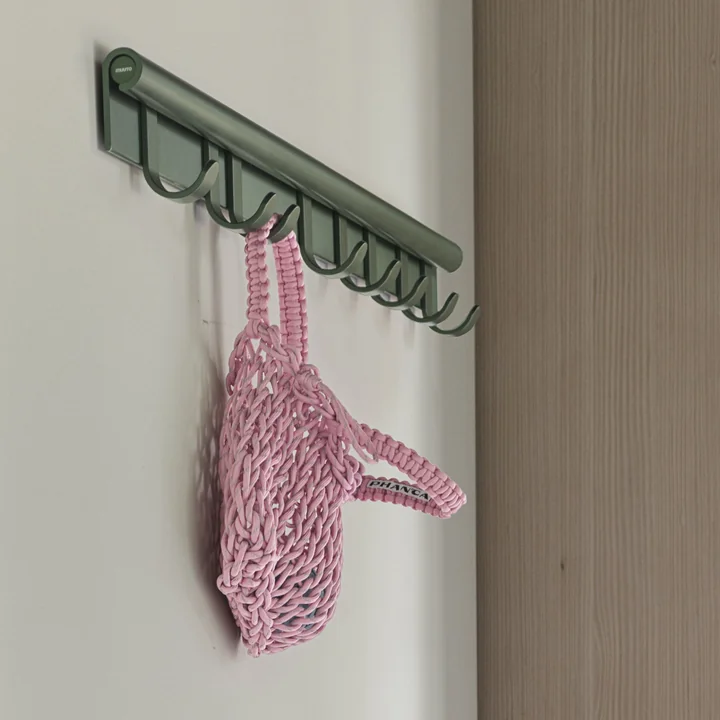 Coil Wandkapstok van Muuto in de kleur donkergroen