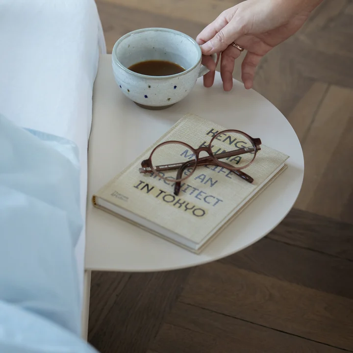 Nachtkastje voor bed van Moebe in zand