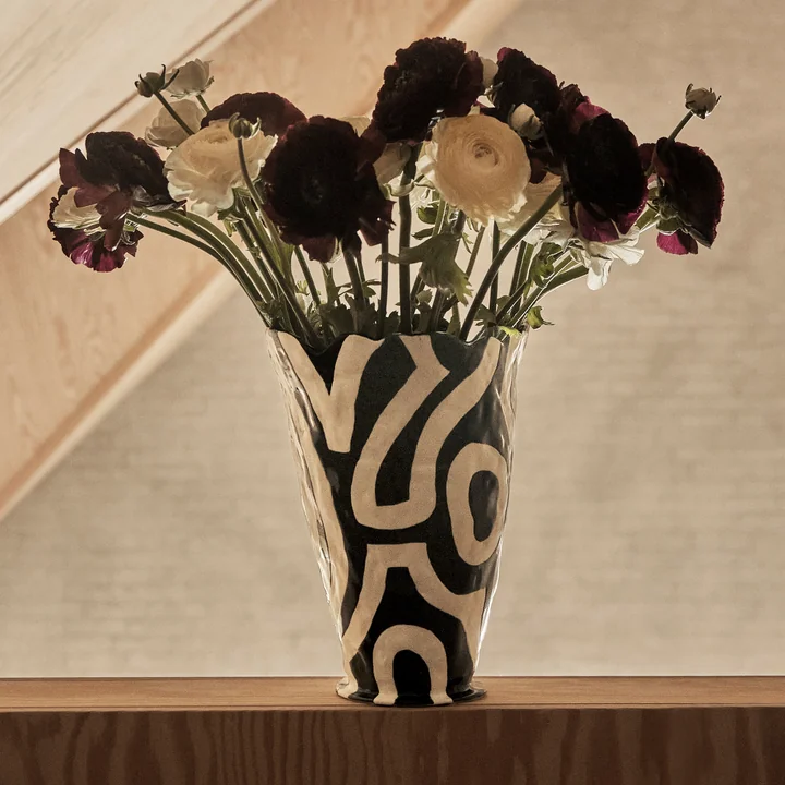 Jessica Hans Shadow Vaas van HAY in de kleuren zwart/wit