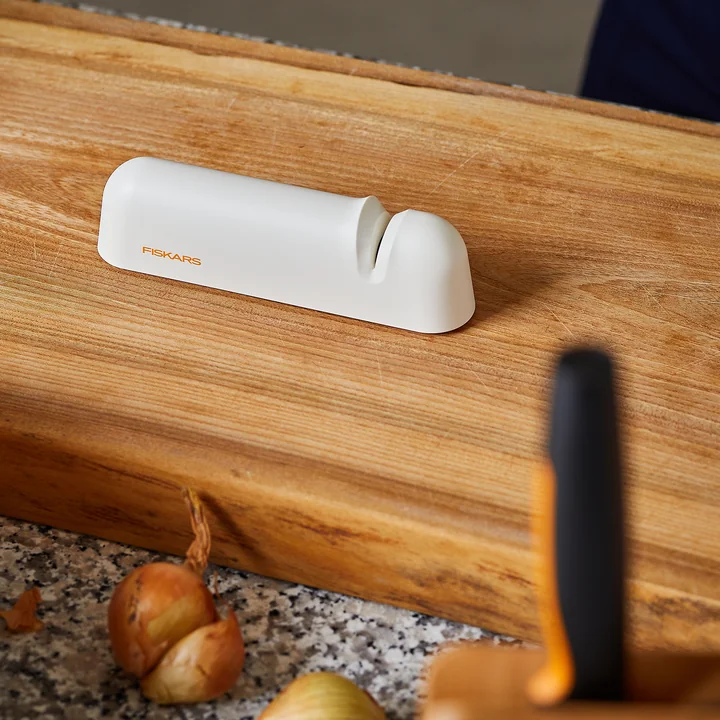 Functional Form Messenslijper van Fiskars in wit/oranje