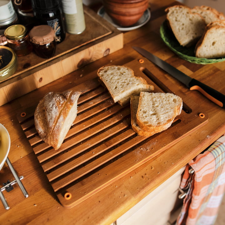 Functional Form Broodsnijplank van Fiskars in bamboe