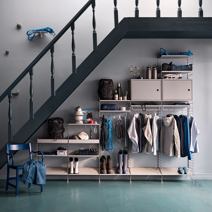 Wandplank in de hal van String