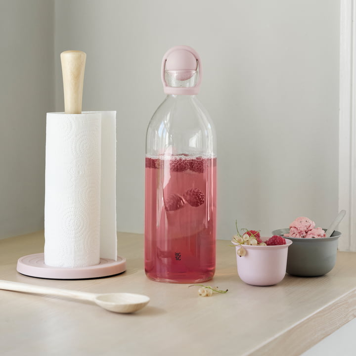 Roll-It keukenrolhouder in roze en de Cool-It waterkaraf in roze van Rig-Tig by Stelton