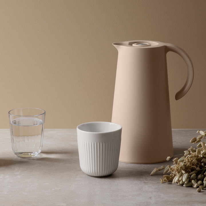 Rise Vacuum jug 1 l van Eva Solo in de kleur soft beige