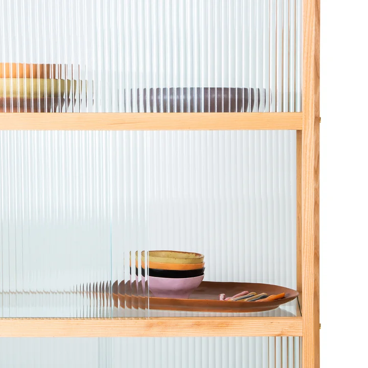 Houten vitrinekast met geribbeld glas van HKliving in de natuurlijke afwerking