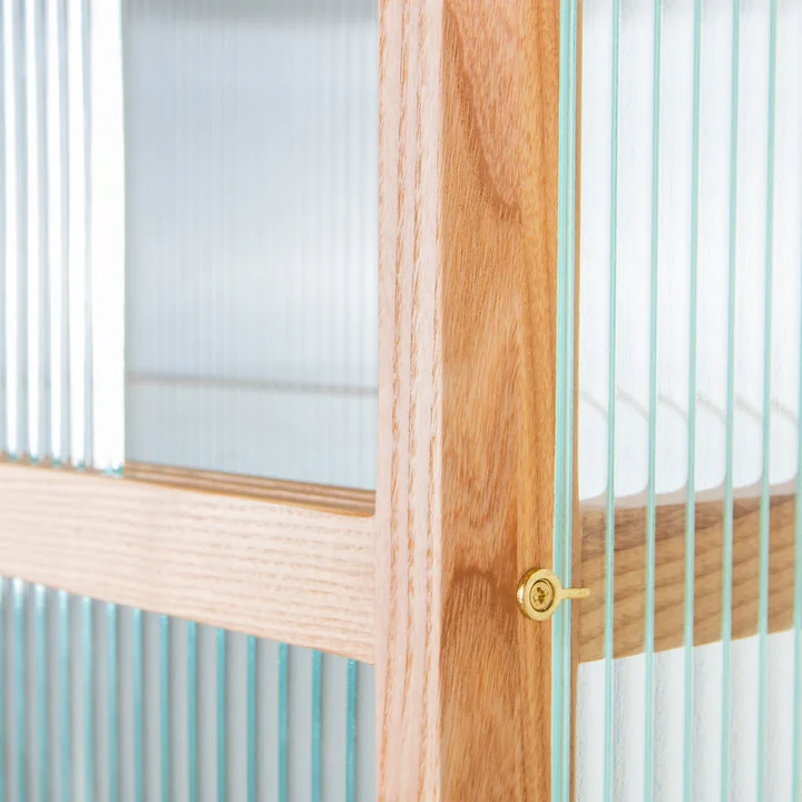 Houten vitrinekast met geribbeld glas van HKliving in de natuurlijke afwerking