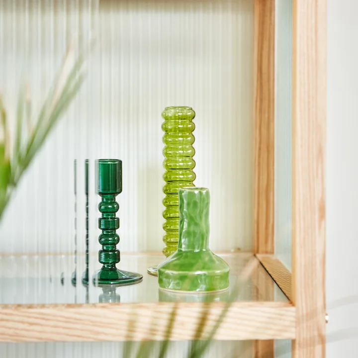 Houten vitrinekast met geribbeld glas van HKliving in de natuurlijke afwerking