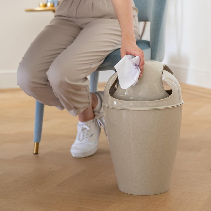 DEL Swing top bin M, recycled woestijnzand van Koziol