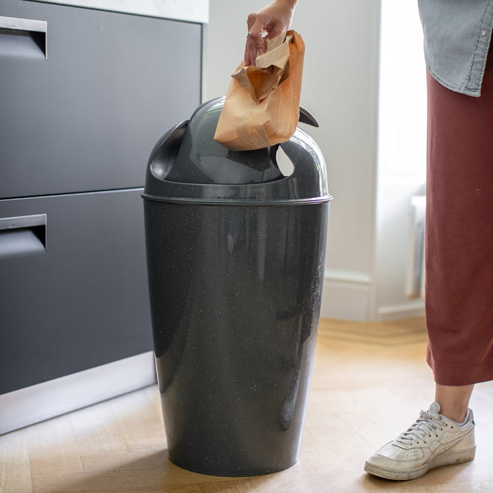 DEL Swing top bin XL, recycled essengrijs van Koziol