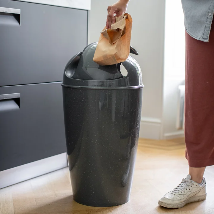 DEL Swing top bin XL, recycled essengrijs van Koziol