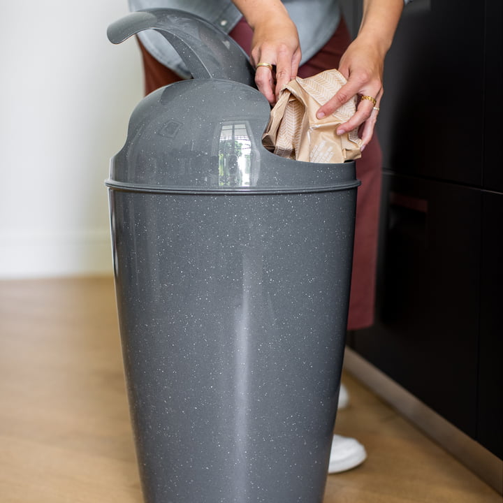 DEL Swing top bin XL, recycled essengrijs van Koziol