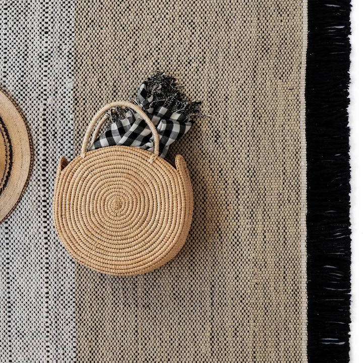 Tres outdoor vloerkleed Stripes van nanimarquina in de naturel/zwarte versie