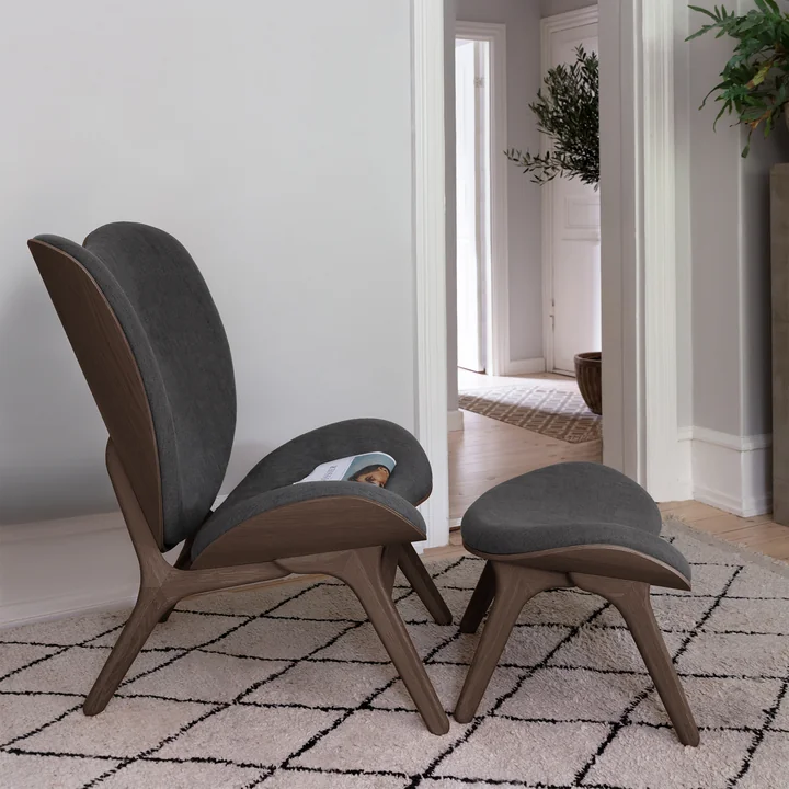 Een Conversation Piece Hoge fauteuil en voetenbank van Umage